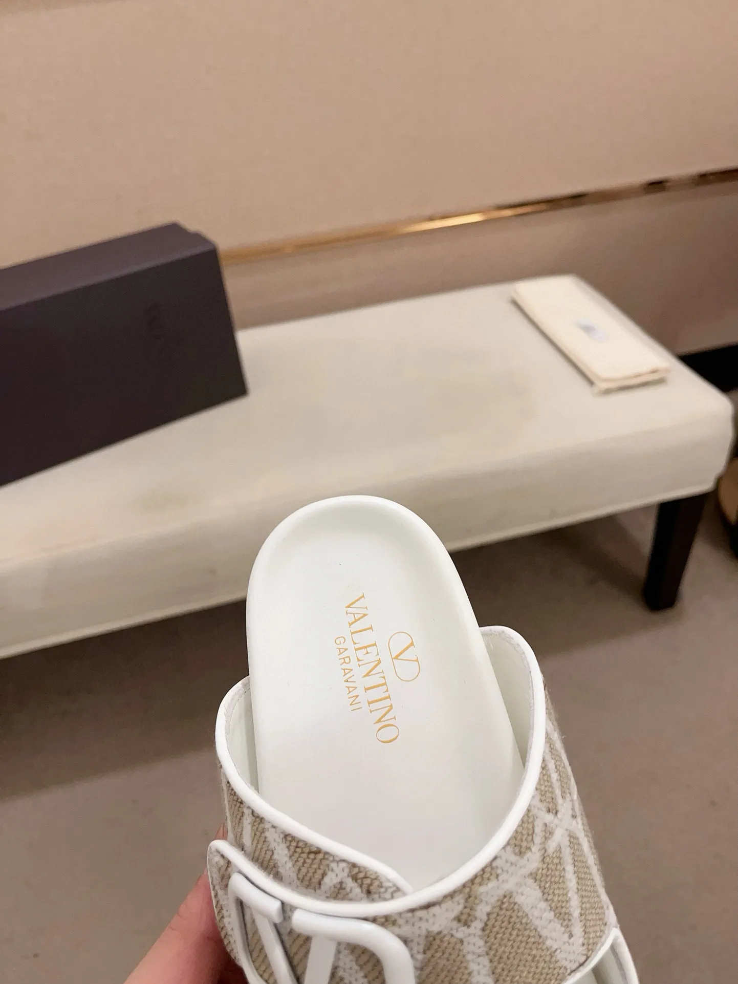 Men's shoes💰: 440💰[Valentino] New men's boutique slippers, counter quality, classic plaid, the actual workmanship is quite complex🔰The uppers are made of imported fabrics➕🐑Sheepskin lining, which tests the craftsman's craftsmanship➕original PU outsole. Size: 38-44 (45 can be customized, non-refundable)